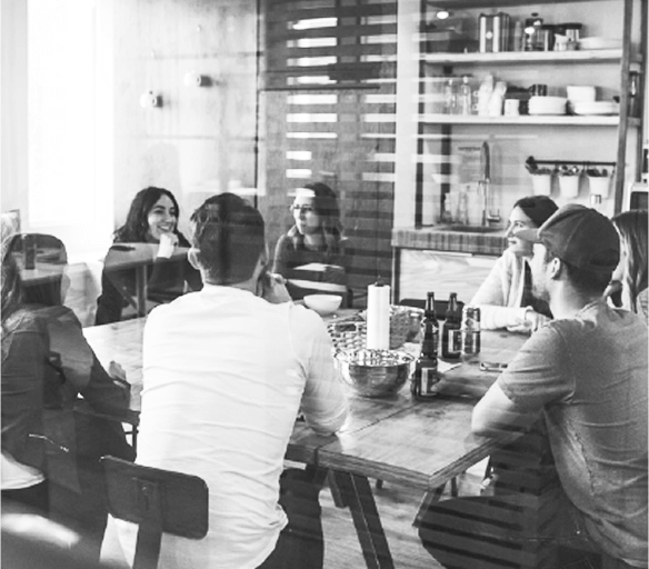 Pessoa deitada em um sofá mexendo no computador