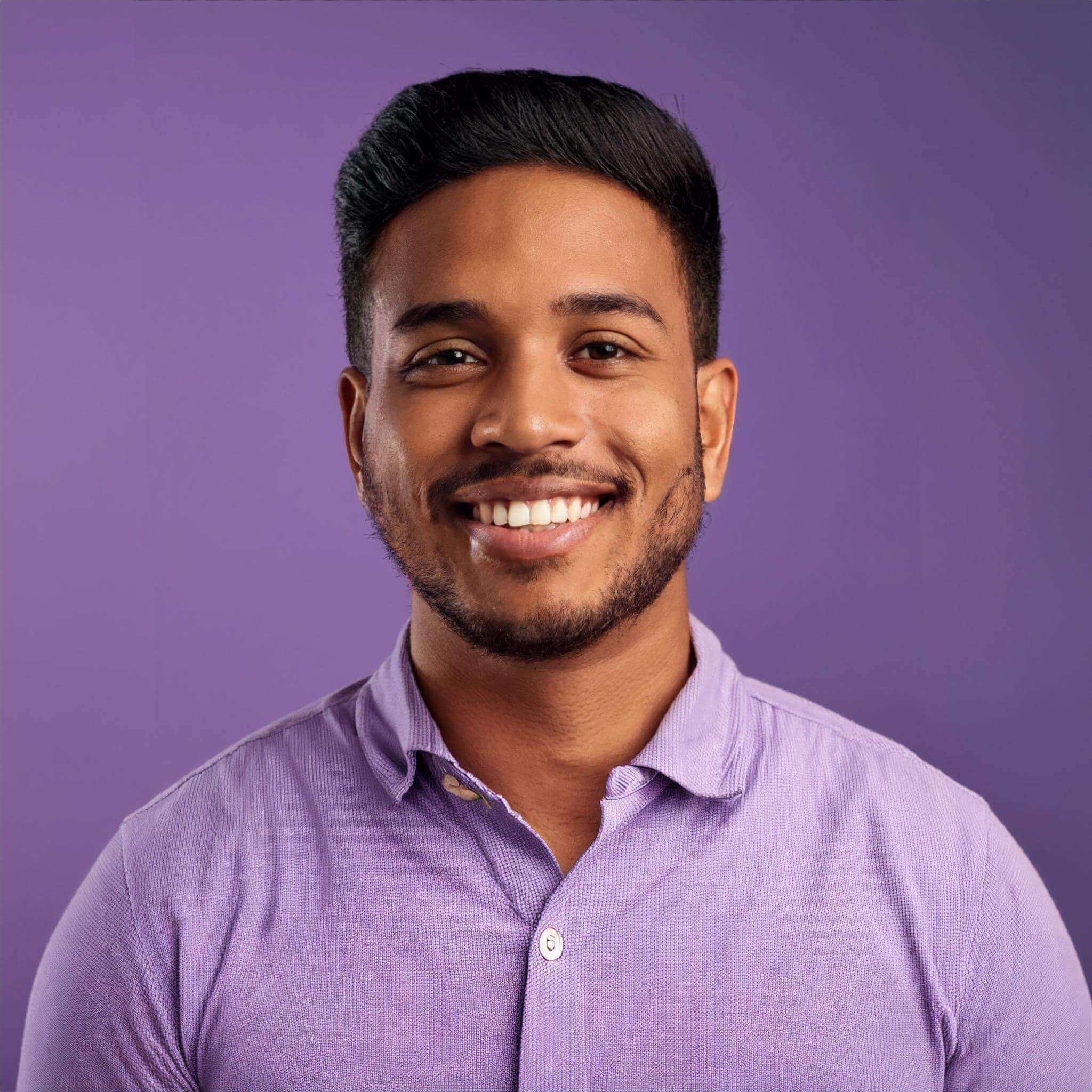 Pessoa deitada em um sofá mexendo no computador