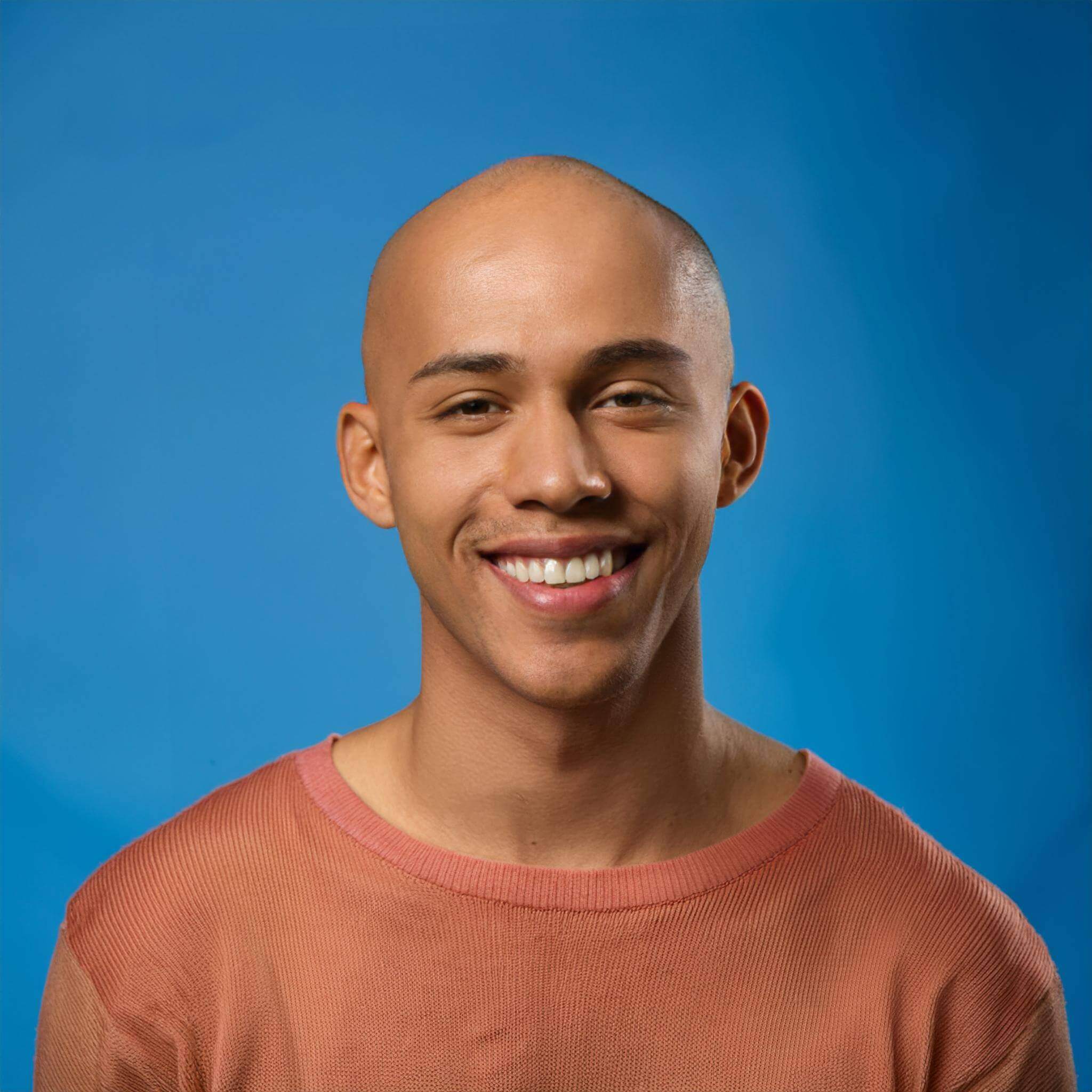 Pessoa deitada em um sofá mexendo no computador