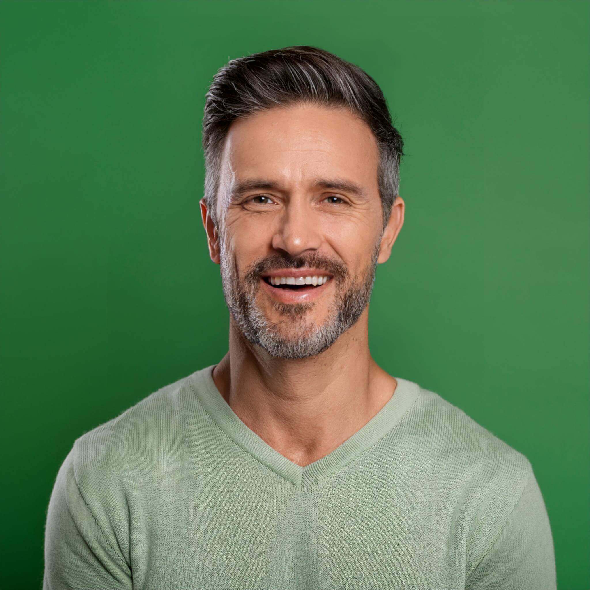 Pessoa deitada em um sofá mexendo no computador