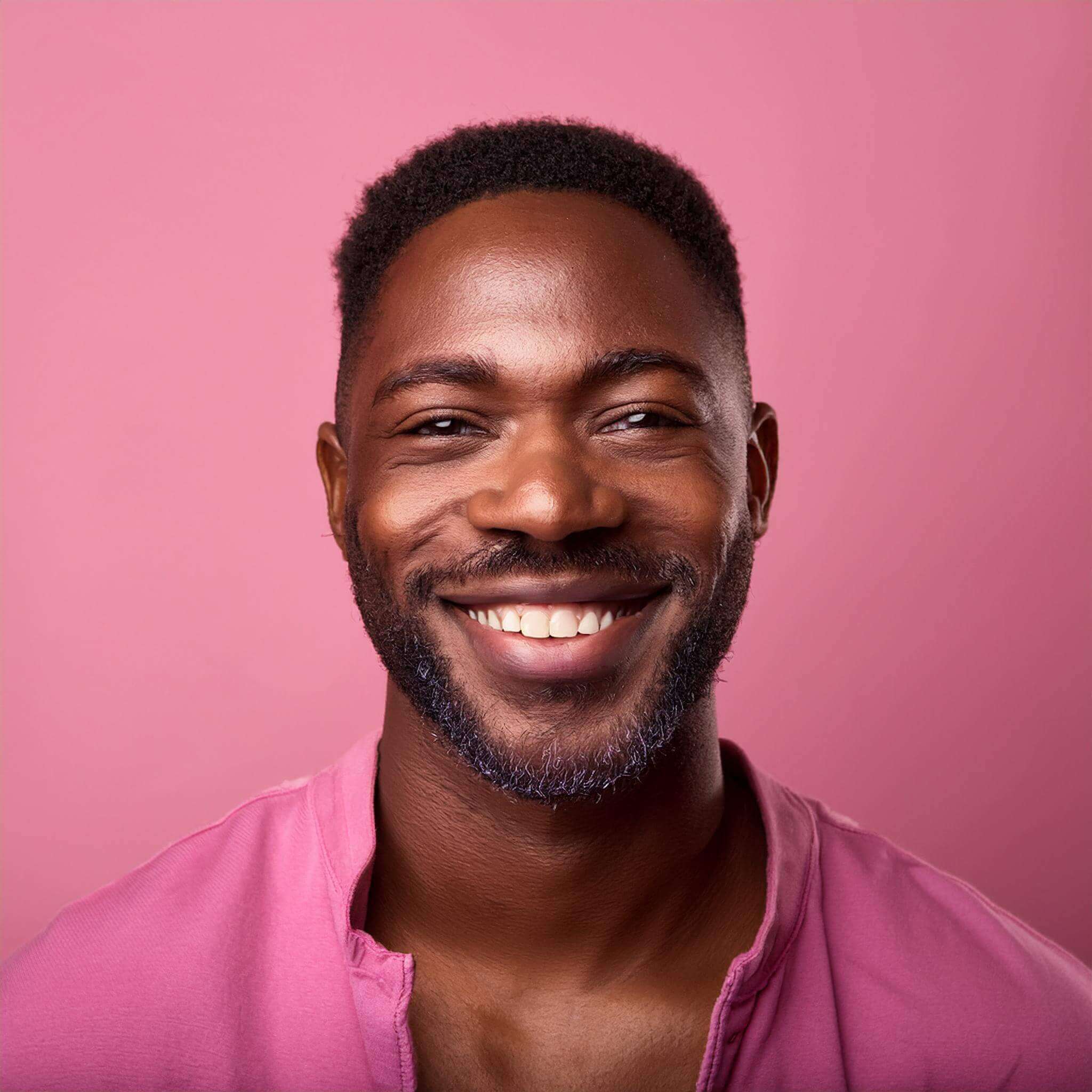 Pessoa deitada em um sofá mexendo no computador