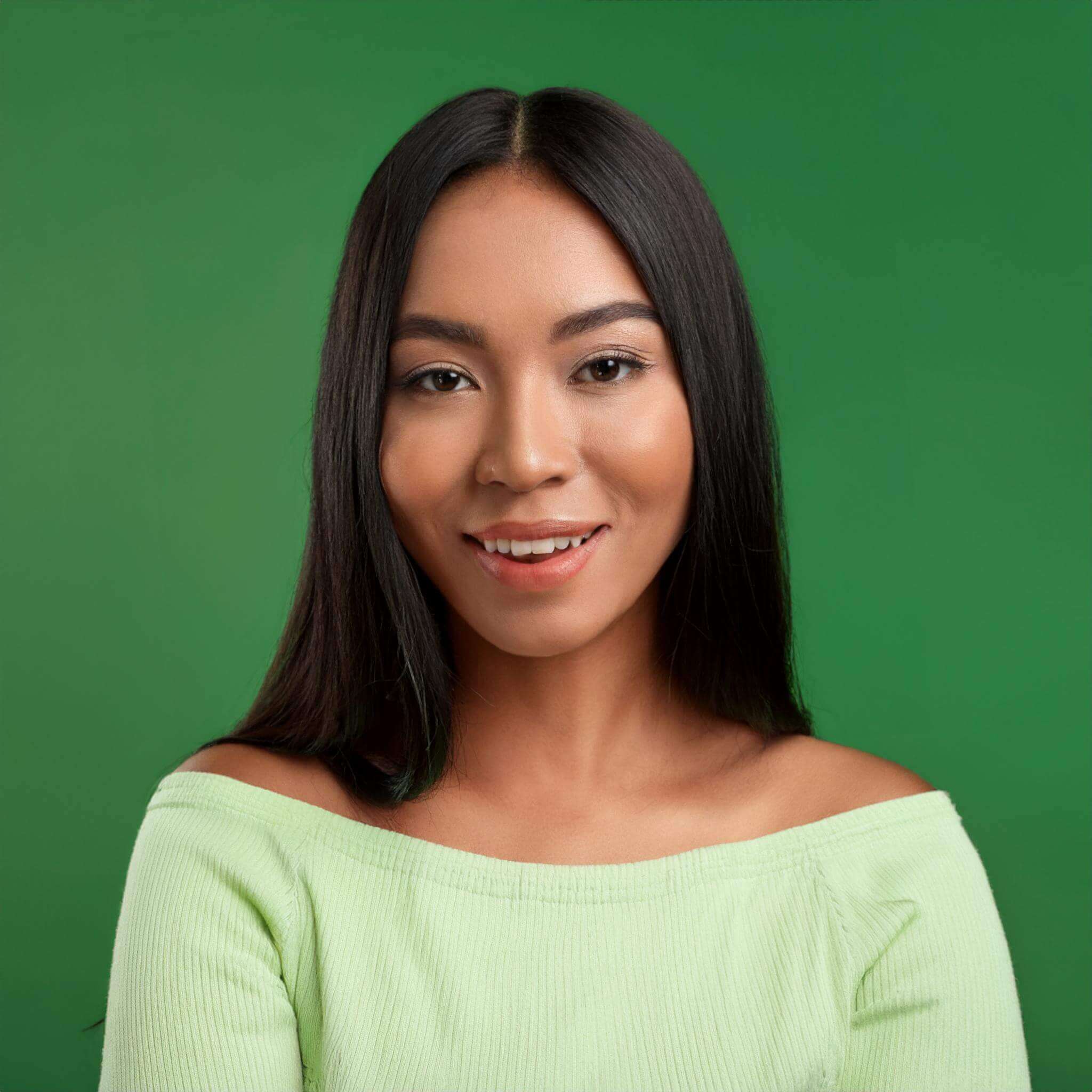 Pessoa deitada em um sofá mexendo no computador