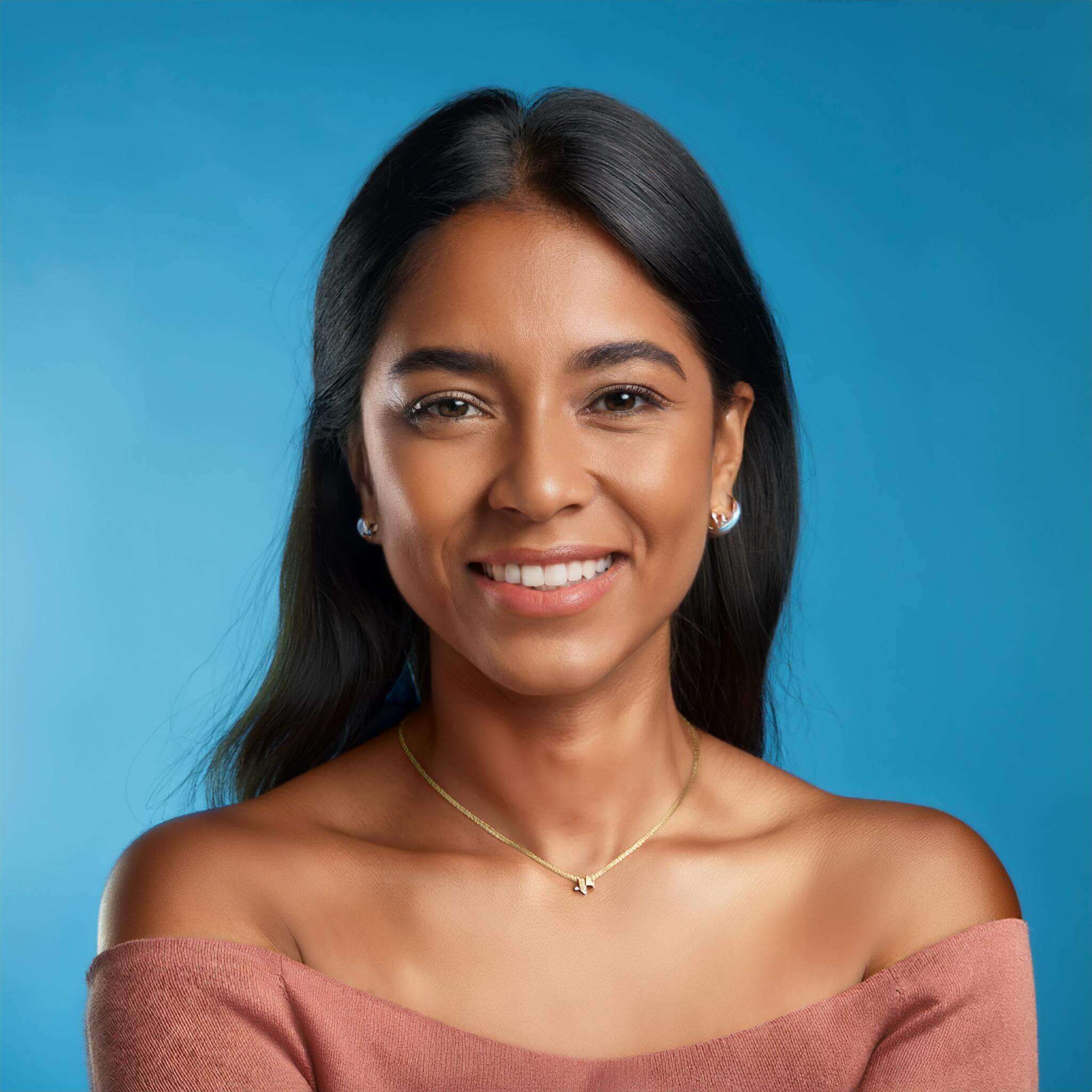 Pessoa deitada em um sofá mexendo no computador